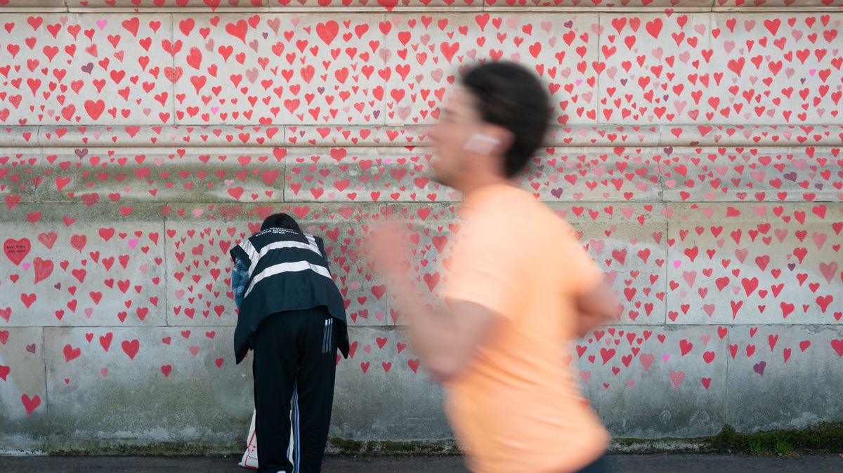 Záběry z Londýna: Zeď plná srdcí připomíná oběti covidu